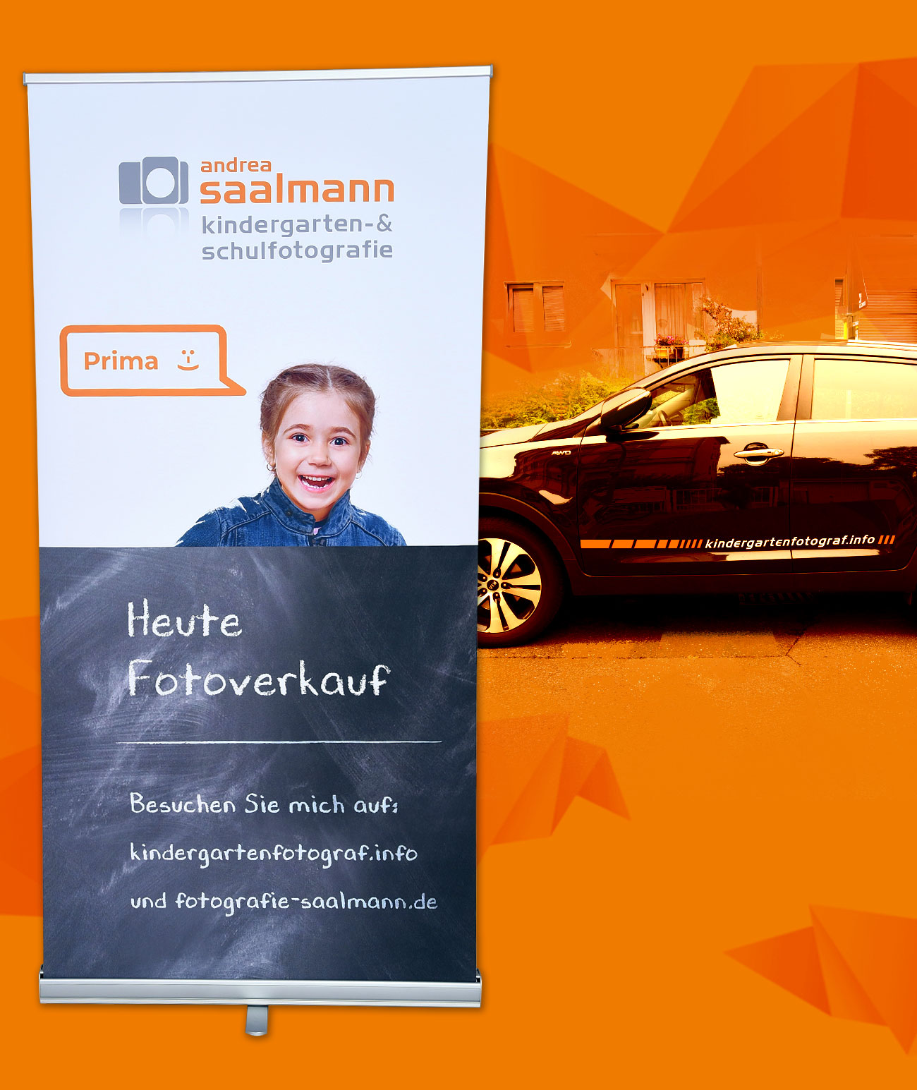 Infoplakat „Fotoverkauf“ und Auto mit Beschriftung