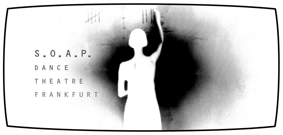 Frau malt Striche an eine Wand