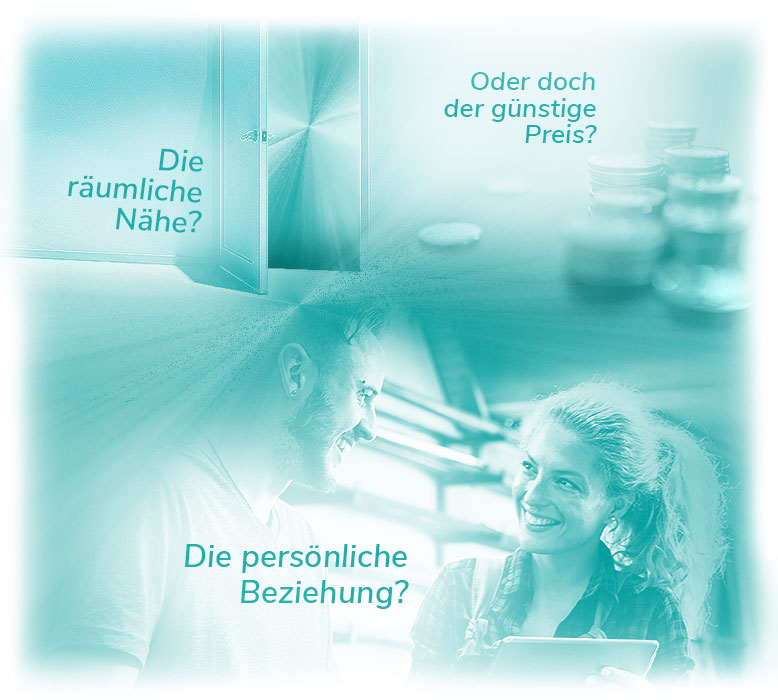 Composing mit Muenzen auf Tisch, einem Mann und einer Frau im Gespraech und einer offenen Tuer