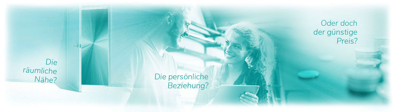 Composing mit Muenzen auf Tisch, einem Mann und einer Frau im Gespraech und einer offenen Tuer