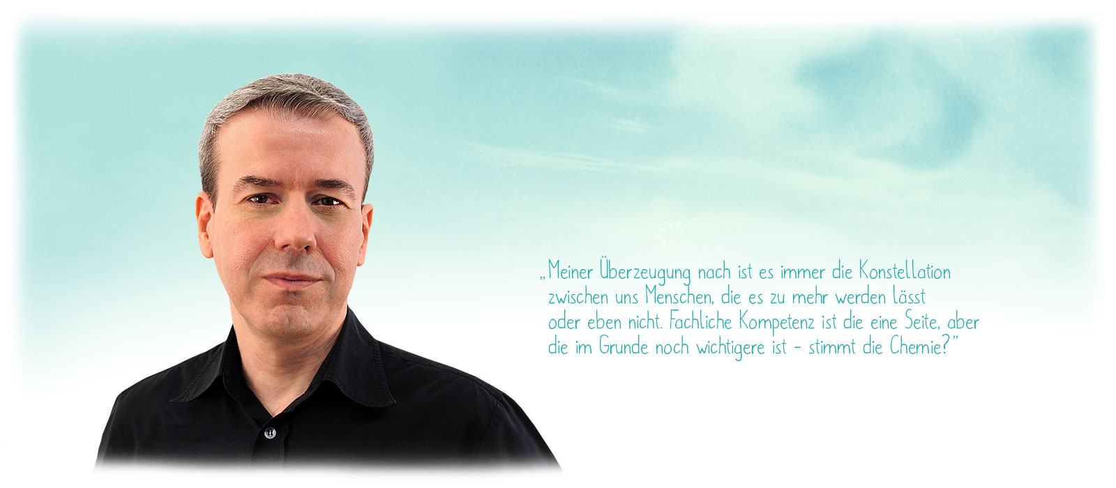 Mann (Carsten Heil) vor mintgruenem Himmel